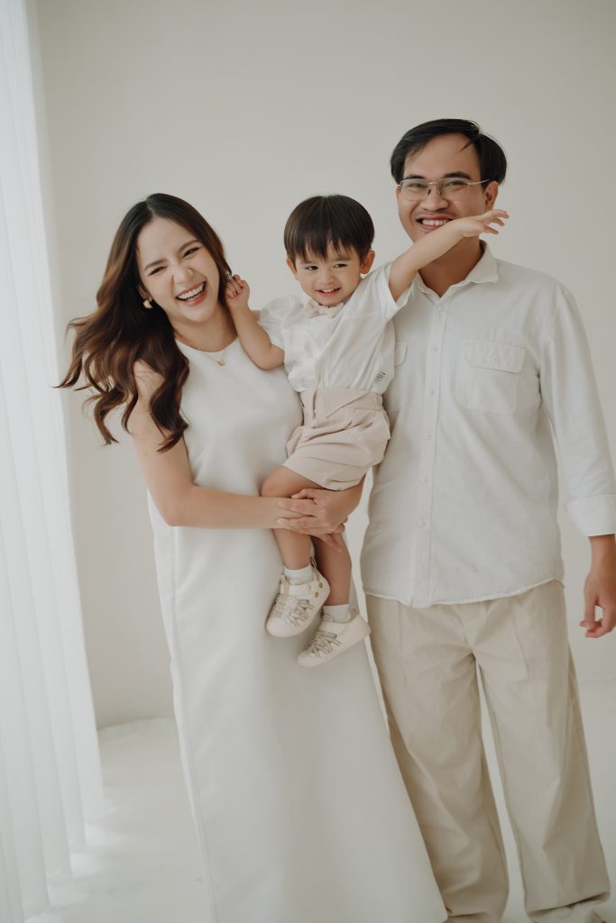 Chụp ảnh gia đình ba người tại Will House Studio Cần Thơ