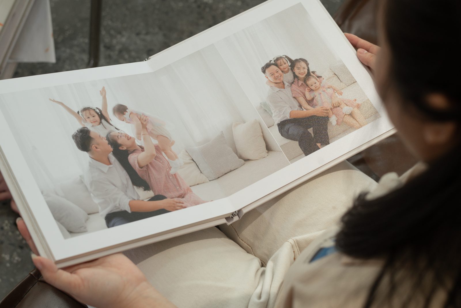Album ảnh in của Will House Studio Cần Thơ đang được lật xem