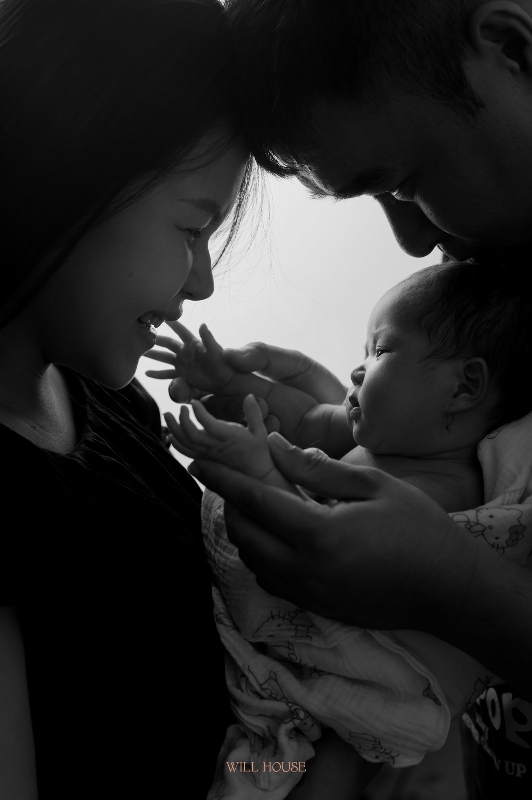 Ảnh đen trắng ba mẹ và bé sơ sinh, chụp ảnh newborn tại Cần Thơ