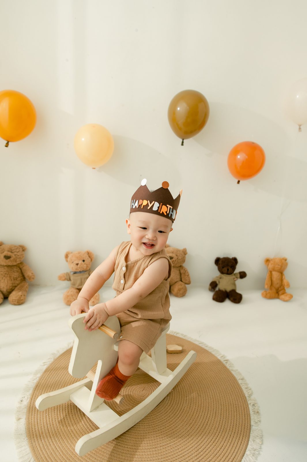 Bé ngồi ngựa bập bênh trong set sinh nhật tại Will House Studio Cần Thơ