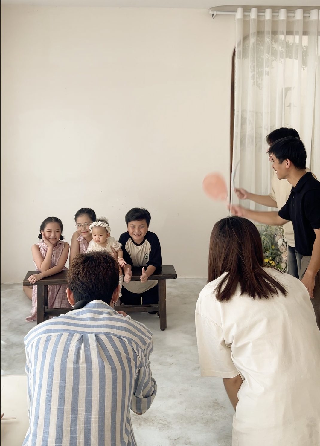 Cả nhà trong buổi chụp ảnh gia đình tại studio ở Cần Thơ