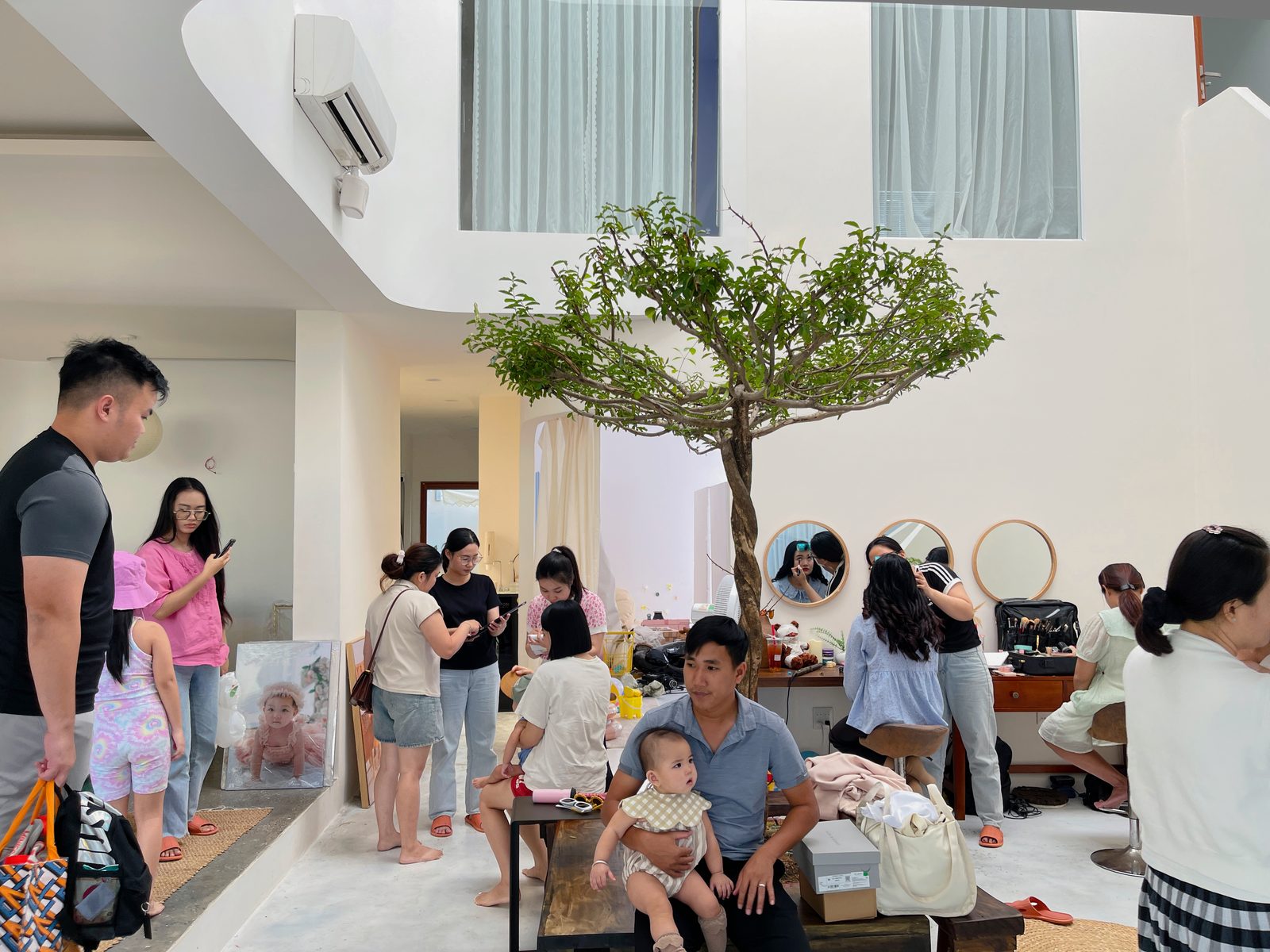 Will House Studio ở Cần Thơ lúc đông khách, nhiều gia đình cùng chờ chụp